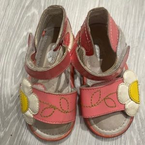 Umi leather sandals with adjustable toe and ankle straps with daisy appliqué